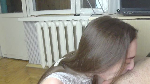 CREAMPIE عن طريق الفم. امرأة سمراء مع لسان طويل. حلق عميق. اللسان.