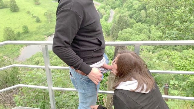 mamada pública arriesgado y perrito en la pasarela casi quedó atrapado!