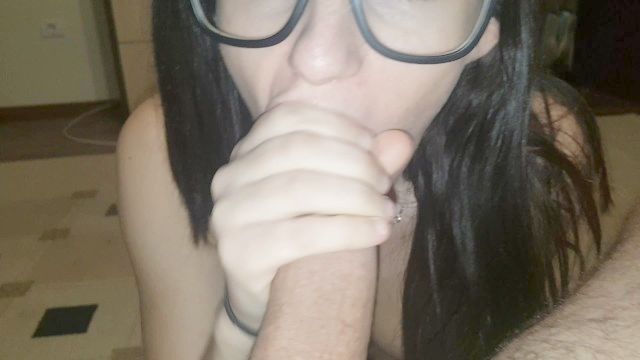 muchacha atractiva en gafas de obtener cubierta de esperma