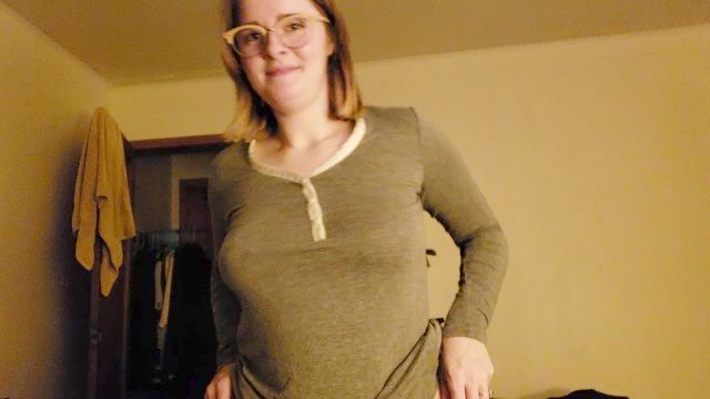 زوجة نردي تمتص الديك في حين لعب تشغيل الفيديو ثم تحصل مارس الجنس بوف