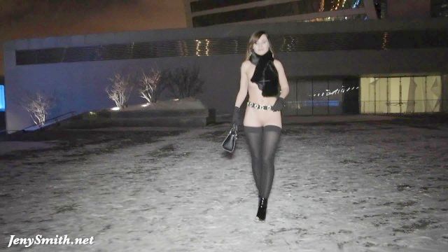 jeny Smith desnudo en la nieve caída caminar por la ciudad