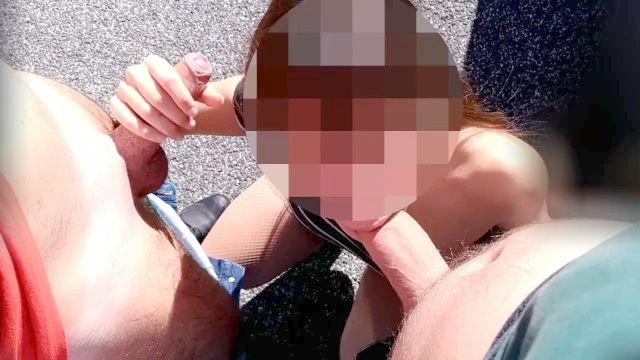 Fidanzata Incontra Due Amici Nel Parcheggio Per Succhiare E Farsi Leccare