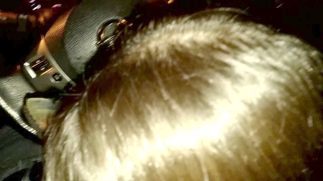 il semplice guardone: trova una coppia appartata e sborra sui piedi di lei