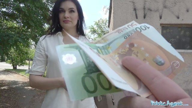 agente público caliente MILF folla pelo oscuro extraño por su dinero