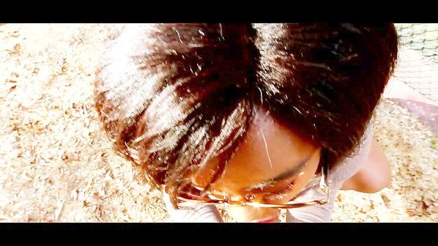 青少年耍大牌得到幸运和乱搞在口社区公园暨乌木成熟