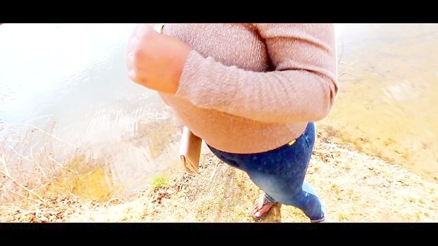 Poser adolescente tiene suerte y folla madura de ébano en el parque de la comunidad semen en la boca
