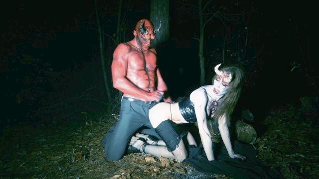 Гадалка молодой в лесу превращается в суккубе роговой для дьявола спермы