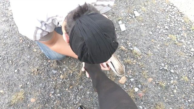 الرقيق لعق حذاء أسود وشم القدمين والأحذية تقبيل القدمين جوارب طويلة femdome