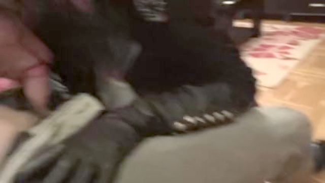 mamada de cuero con guantes