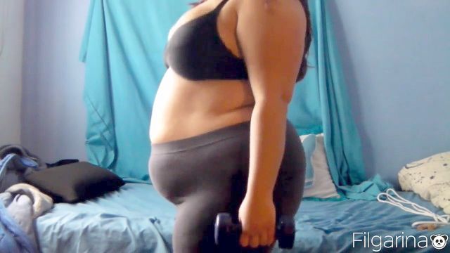 chica BBW grasa funciona y juega con su vientre movediza