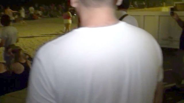 فتاة عارية في الشارع وفي شريط الجليد