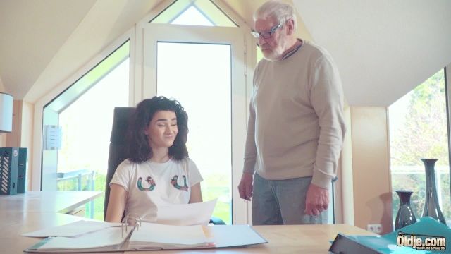 folla adolescente anciano monta su gran polla y chupa la polla lamiendo deepthroats