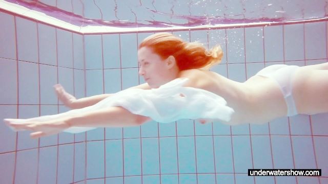 可爱梅丽莎扮演水下