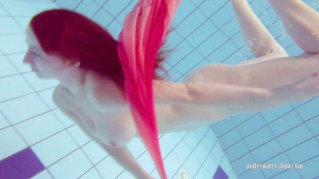 红头发在泳池