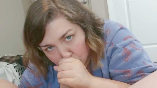 pêssego tem um homem explodir em sua boca. ela é torná-lo confuso adicional