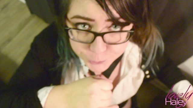 تلميذة يعطي لها أول وظيفة ضربة ويحصل على CREAMPIE عن طريق الفم