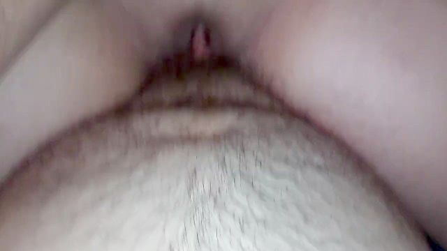 不安全的性行为，填补了女孩的猫与我的精液。 也许敲了起来