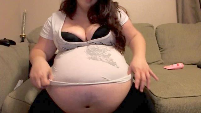 امرأة حامل ضخمة في ملابس ضيقة