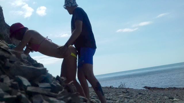 在海滩上真正的业余doggystyle