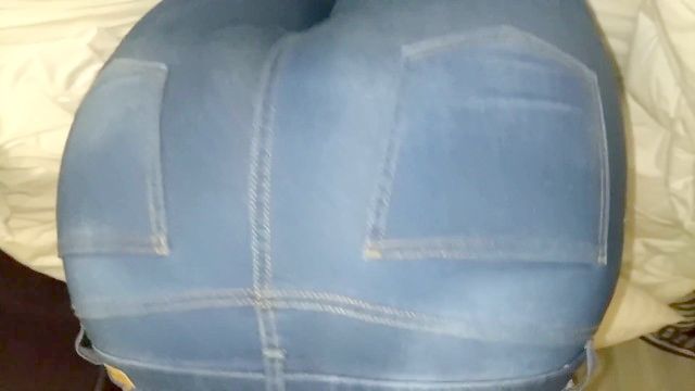 Ebony peida aquosos molhado de jeans