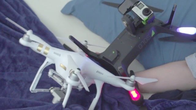 drone blanco caliente follada por un avión no tripulado negro