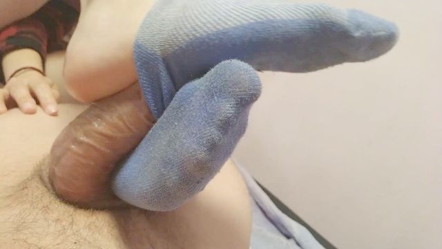 footjob / sockjob من فتاة مثير الكلية / بوضعه داخل جورب