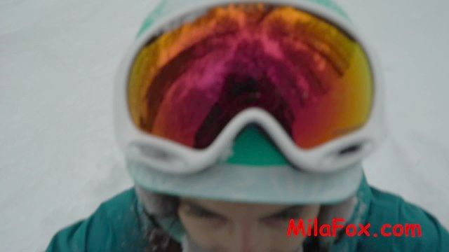 горячо сосала сноубордист член в лесу в мороз. сперма на лице