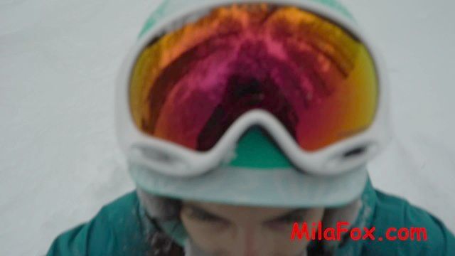 acaloradamente chupado un snowboarder polla en el bosque en la escarcha. esperma en la cara