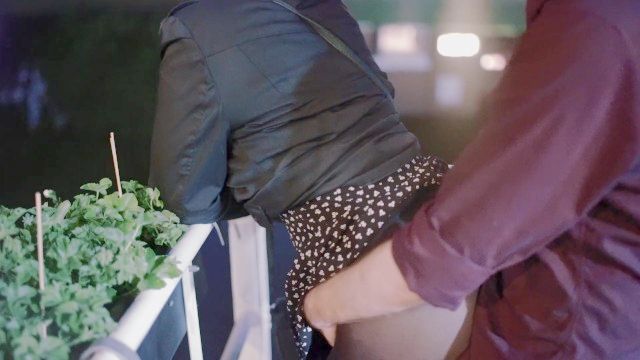 linda chica se cum carga sobre su trasero de nylon sexy en público