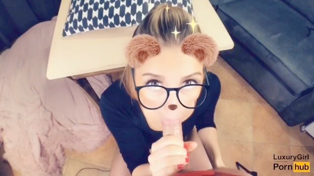 الملاعين فاتنة على الطاولة، ويجعل اللسان ويبتلع نائب الرئيس سناب شات الاباحية