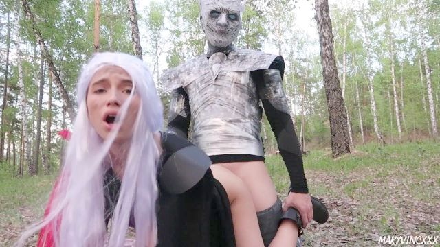 宝座的角色扮演游戏：丹妮莉丝＆艾莉亚爱夜王的大家伙