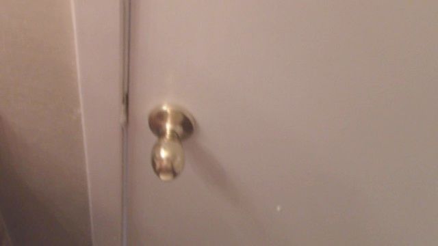 riesgoso baño sexo Un golpe en la puerta, casi atrapado