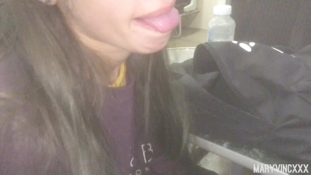 في سن المراهقة يجعل اللسان العام في maryvincxxx القطار
