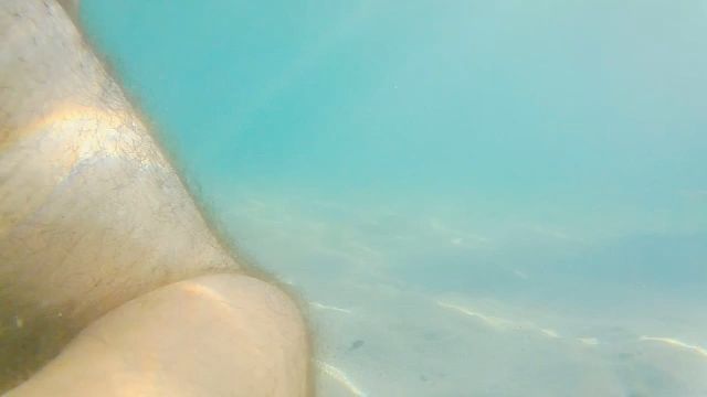 profunda anal no mar com a nuvem de cum subaquática