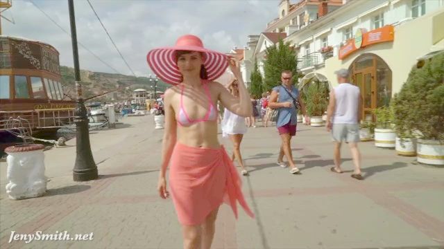 pillada desnuda por helicóptero del ejército. vacaciones nudistas.