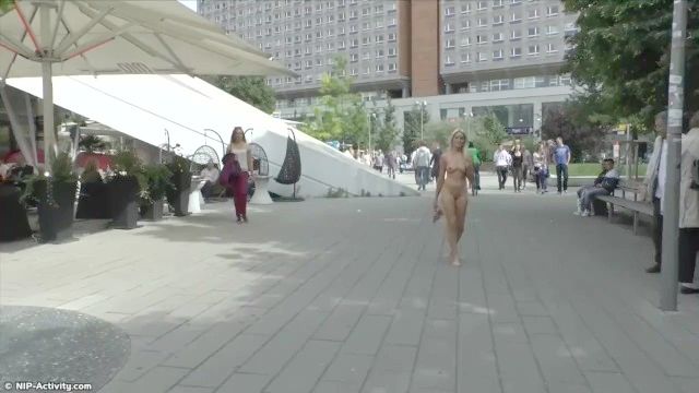 блондинка молодой париж голая на общественных улицах