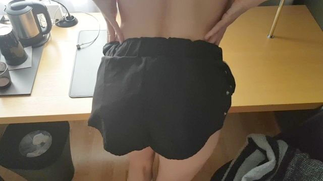 que se extiende mi coño y se corre en mi culo. Pareja real amateur