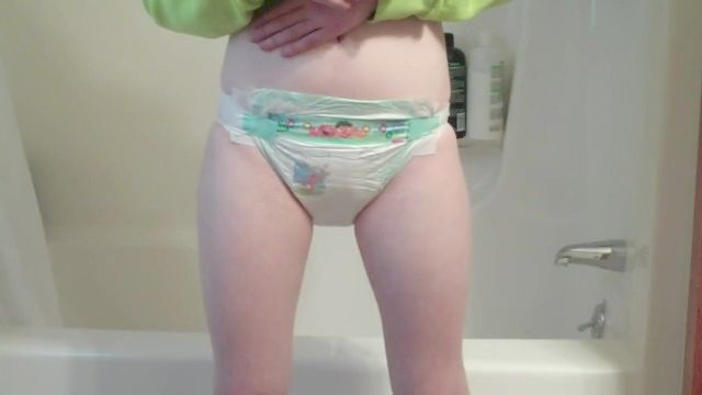 diapergal填充她的呵护正面和背面