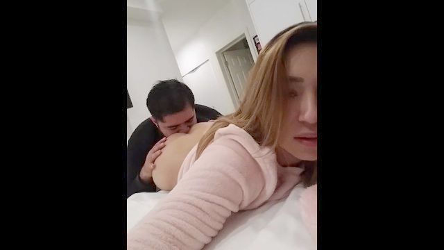 أنا أحب عندما تدفن وجهه في مؤخرتي