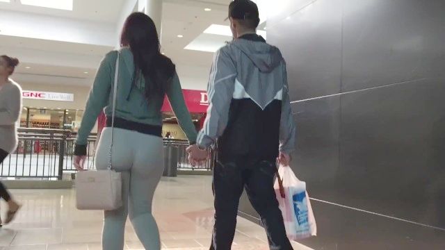 enorme burbuja culata adolescente en polainas grises