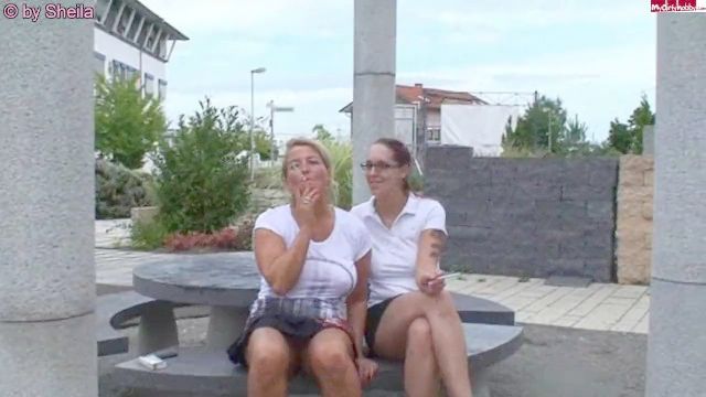 madre alemana y lesbianas fumar hija