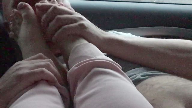 عم استنشاق قدمي نتن ويحصل footjob