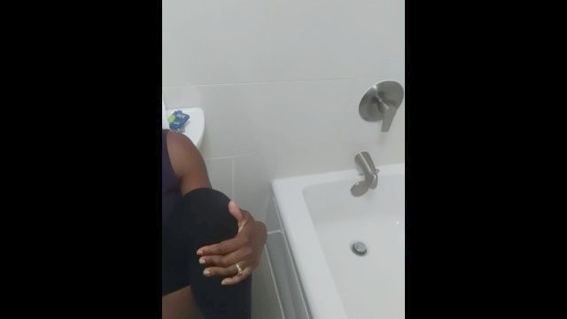 بي بي سي ينفجر عبئا على سن المراهقة خشب الأبنوس لطيف في الحمام