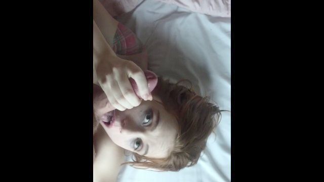 بوف أحمر الشعر فتاة يحصل حلقها قصفت بعد أخذ في بلدها الحمار ضيق