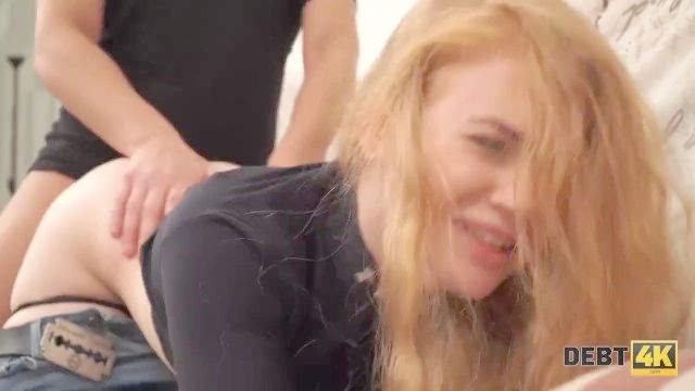 debt4k. Redhead atractivo salvaje Rose paga por televisión nueva con sus agujeros mojados