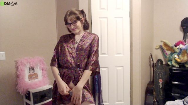 tgirl atractiva se despoja de su ropa