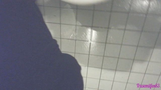 Milf fazendo uma bagunça no banheiro público mijando no chão e no banheiro
