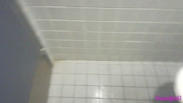 الجبهة صنع الفوضى في المراحيض العامة التبول على الأرض، وعلى المرحاض