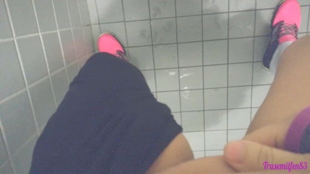MILF haciendo un lío en baño público orinando en el suelo y en el inodoro