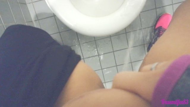 мамаша делает беспорядок в общественном туалете пишет на пол и в туалете